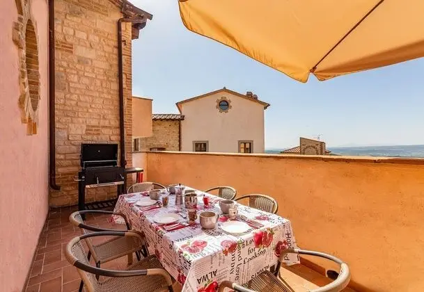 Bright Apt With Terrace and Shared Pool