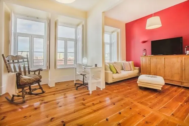 Bright & Beautiful Top Floor Graça Flat