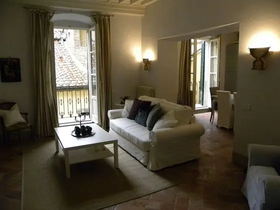 Bright, Bright, Spacious, 1 Bedroom Apartment in the Heart of Tuscany