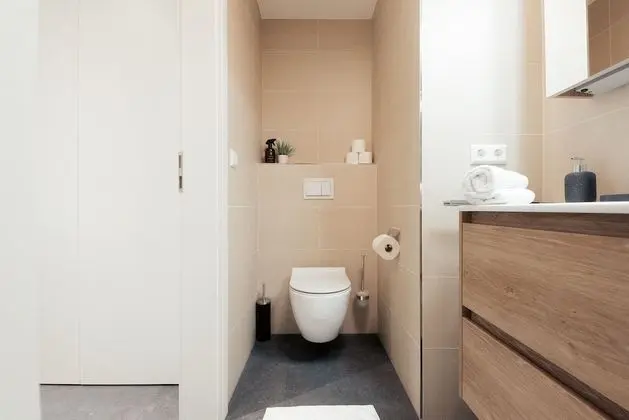 Bright Chic 1BR Apt w Balc & Prkg