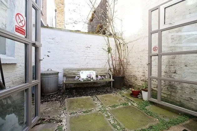 Bright Chic Garden Apartment