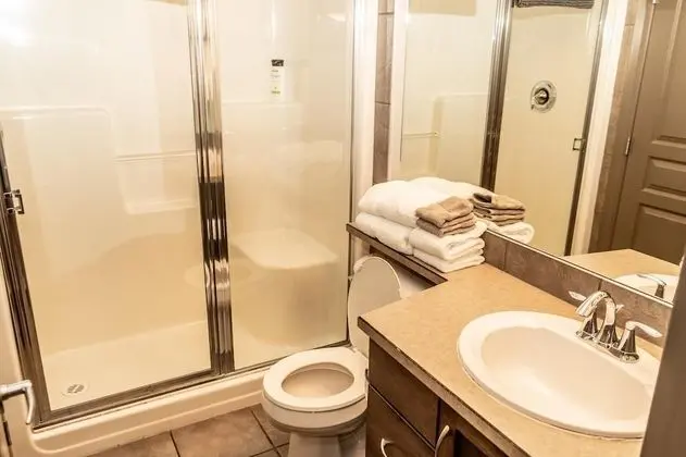 Bright Corner Apartment w/ Lake View #418 - Banyo Tipleri