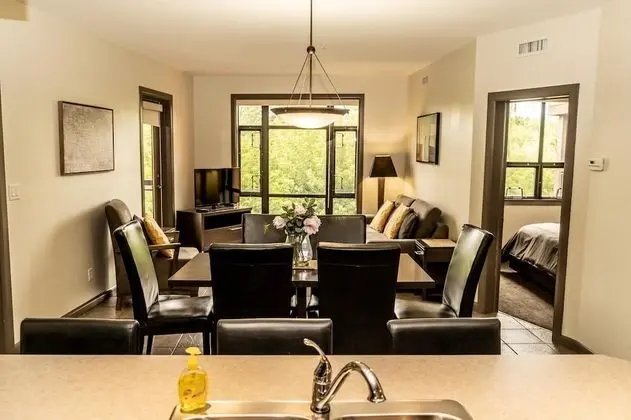 Bright Corner Apartment w/ Lake View #418 - Mutfak