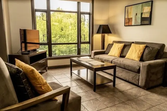 Bright Corner Apartment w/ Lake View #418 - Oda Düzeni