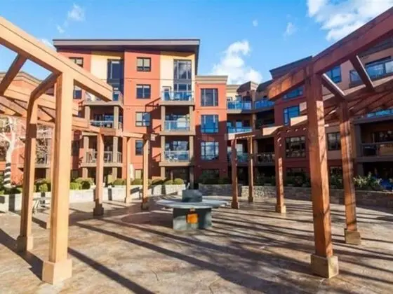 Bright Corner Unit With Lake and Pool Views #543 - Dış Mekan