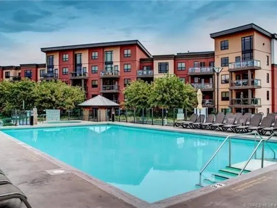 Bright Corner Unit With Lake and Pool Views #543 - Havuz