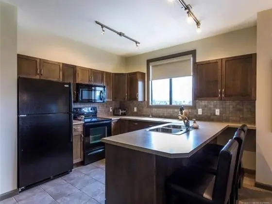 Bright Corner Unit With Lake and Pool Views #543 - Mutfak