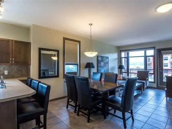Bright Corner Unit With Lake and Pool Views #543 - Oda
