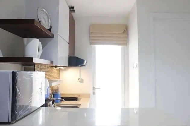 Bright & Cozy 2BR Apartment at Parahyangan Residence - Mutfak