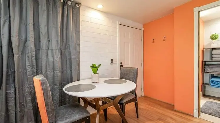 Bright & Cozy Mid Town Zen Yard Studio!