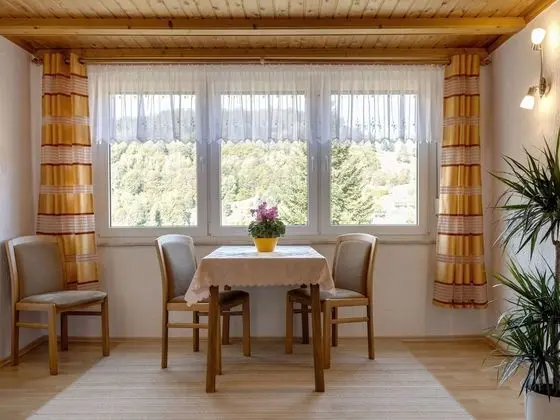 Bright Holiday Home in Schönbrunn With Garden - Yerinde Yemek
