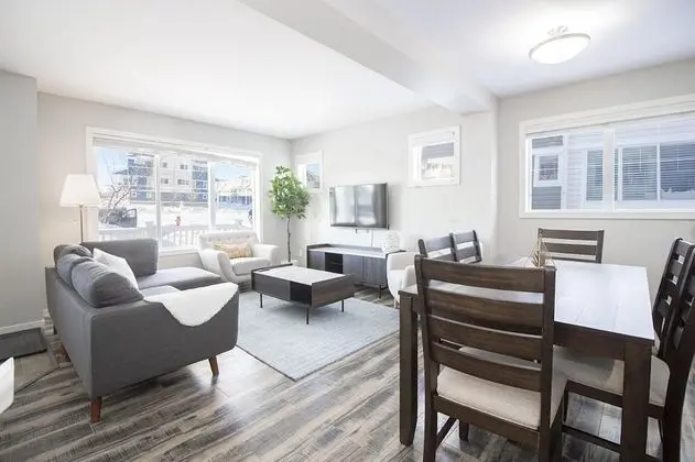 Bright Modern 4bed 2bath Townhouse With Parking