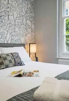 Bright and Modern Bayswater Apartment