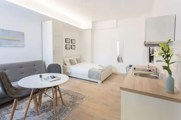 Bright and Modern Main Square Studio - Oda