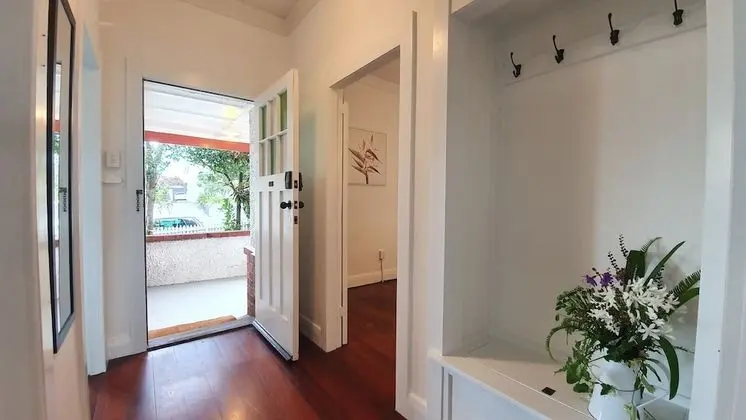 Bright and Modern Oasis in Kingsland - Lobi