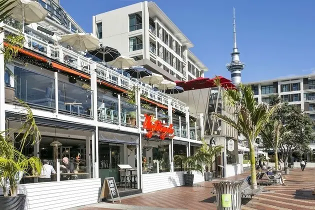 Bright Modern One Bed Marina Penthouse - by Urban Butler