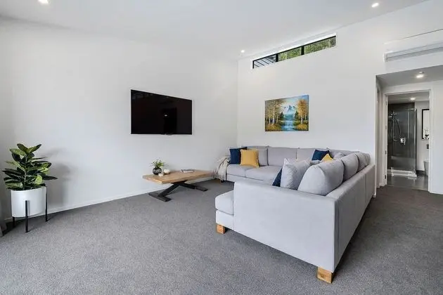 Bright, Modern, Plush - Brand New Townhouse - İç Mekan