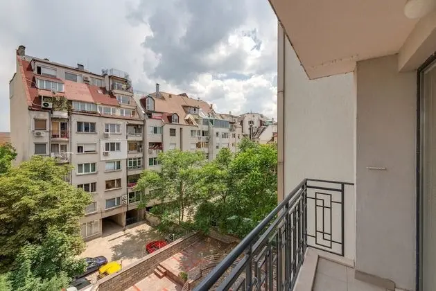 Bright and Newly Refurbished Apartment Near Center - Dış Mekan