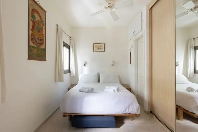 Bright Pearl For Exploring Tel-Aviv