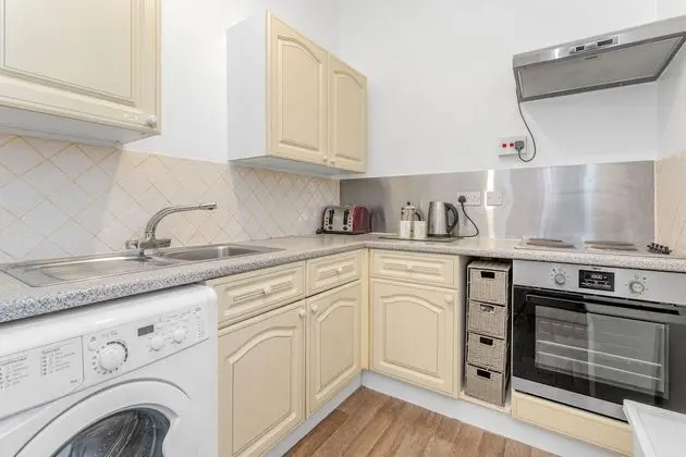 Bright & Quiet Edinburgh Home with Parking - Mutfak