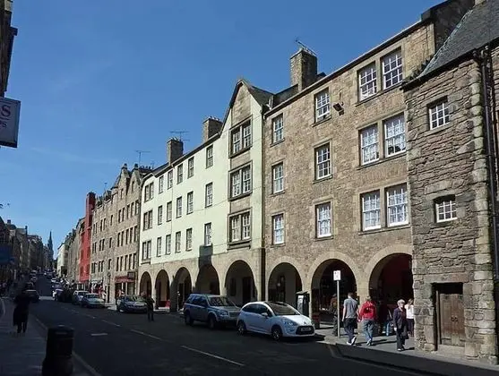 Bright Royal Mile Apartment