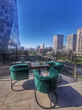 Bright Serviced Apartment With Breakfast bar - İç Mekan