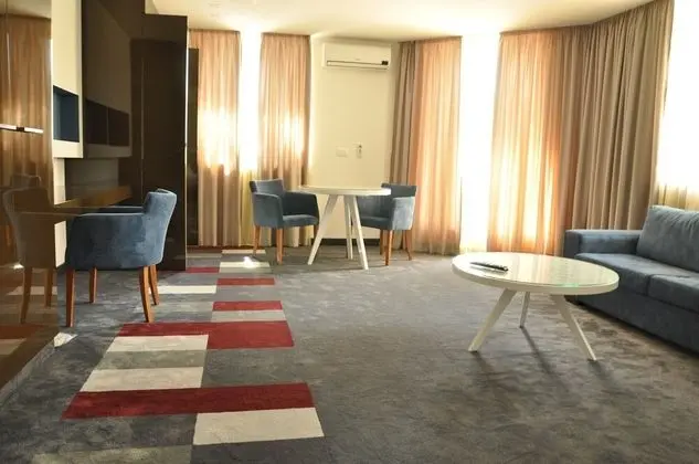 Bright Serviced Apartment With Breakfast bar - İç Mekan