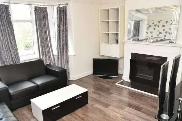 Bright and Spacious 2-bed Apartment in Sutton - Oda Düzeni