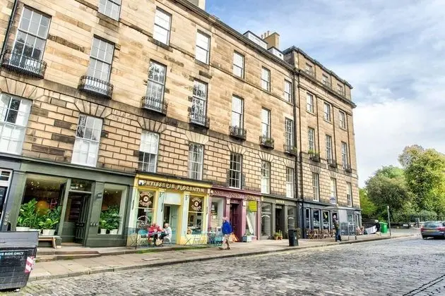 Bright and Spacious 4-bedroom Apart in Stockbridge