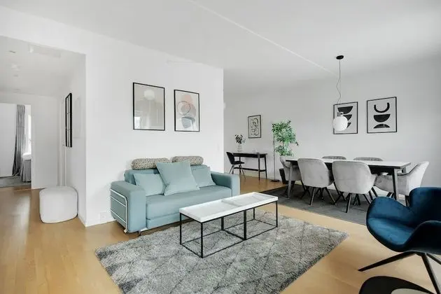 Bright and Spacious Apartment Near Metro Station and a Supermarket