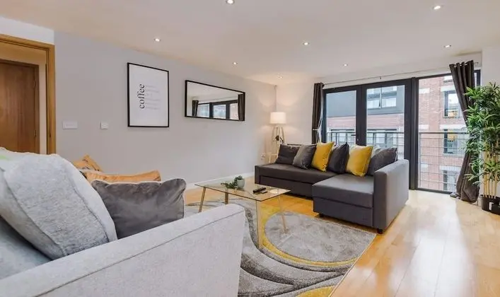 Bright Spacious Apt- nxt to L1 w Free Parking