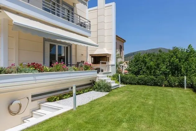 Bright & Spacious two-floor Family Garden Home - Dış Mekan