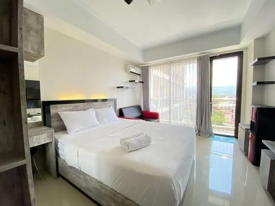 Bright Studio Room at Beverly Dago Apartment - Oda