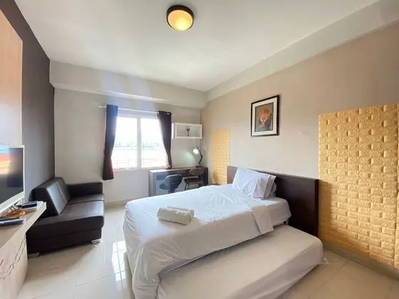 Bright Studio Room at Pinewood Apartment
