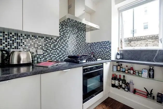 Bright and Stylish Apartment in Trendy Islington by Underthedoormat - Mutfak