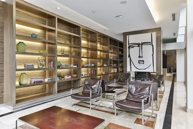 Bright Sub-Penthouse on Bay St - Lobi