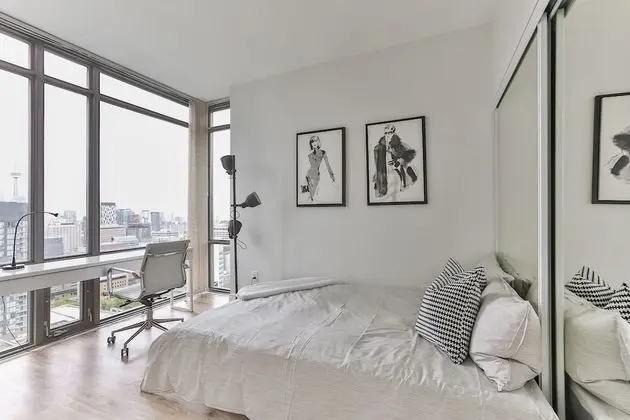Bright Sub-Penthouse on Bay St - Oda
