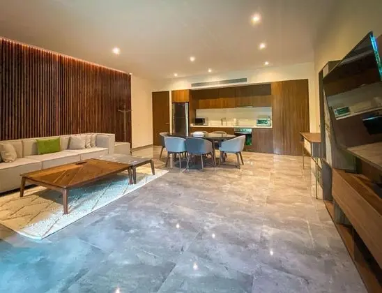 Bright and Sunny 2 BR Condo With Private Garden Jacuzzi