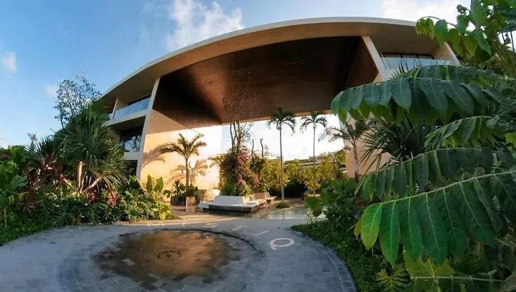 Bright and Sunny 2 BR Condo With Private Garden Jacuzzi