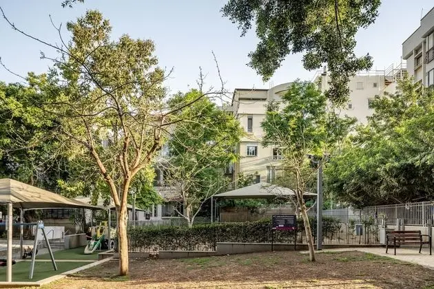 Bright & Sunny Apt in Trendy Location