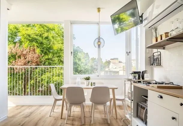 Bright & Sunny Apt in Trendy Location - Mutfak