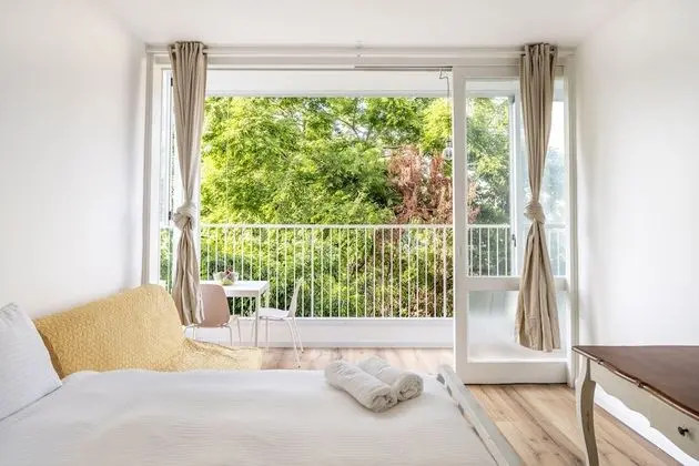 Bright & Sunny Apt in Trendy Location - Oda