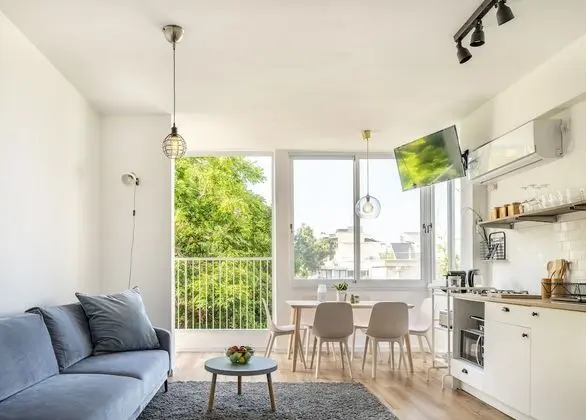 Bright & Sunny Apt in Trendy Location - Öne Çıkan Resim