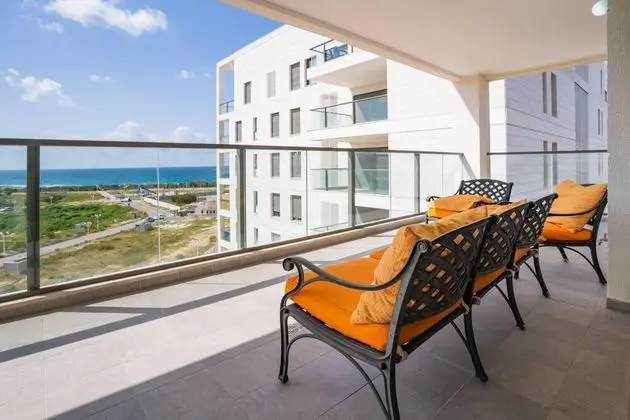Bright Sunny Holiday Home with Sea Views