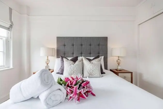 Bright Two Bedroom Apartment in Chelsea 43