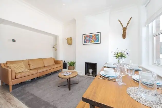 Bright two Bedroom Flat in Fashionable Fulham by Underthedoormat