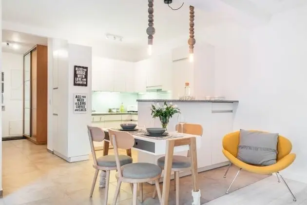 Bright and Unique Apartment 10 min Walk to the Schidler s Factory Massage