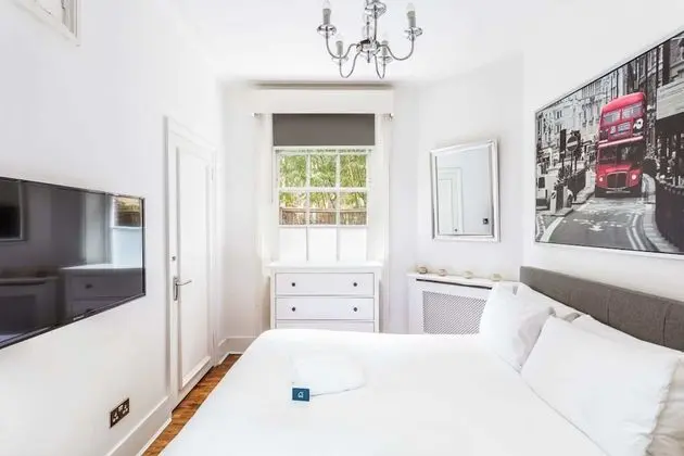 Bright Warwick Chambers Apartment