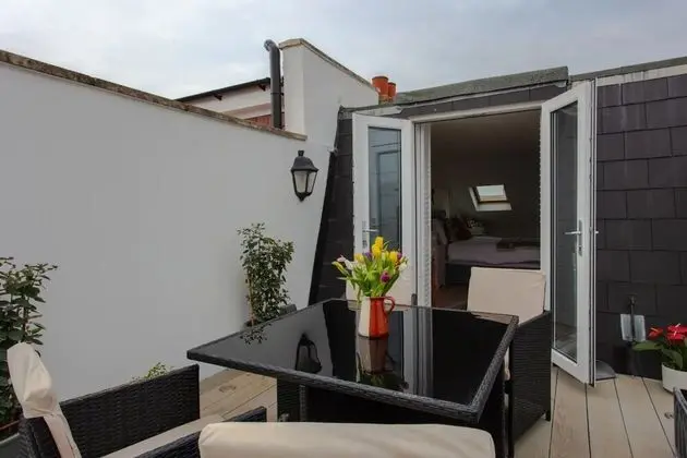 Bright2 Bedroom Apartment With Roof Terrace in Wimbledon
