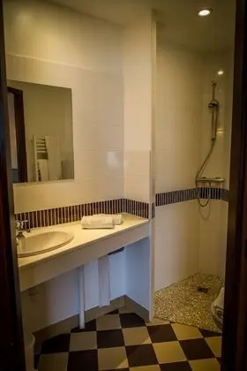 Brit Hotel Azur - Cholet - Banyo Tipleri